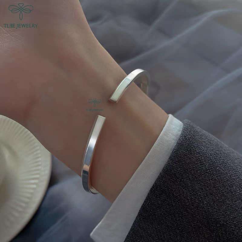 Lắc tay nữ TLEE, vòng tay bạc cuff nam, nữ cao cấp LT0137 được thiết kế đặc biệt với kiểu dáng thời trang và tinh tế. Với chất liệu bạc cao cấp, sản phẩm càng trở nên đẳng cấp và sang trọng hơn. Đây là một chiếc vòng tay bạc cuff nữ hoàn hảo để thể hiện sự phong cách của bạn.
